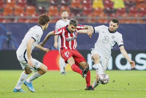 Atletico Madrid (áo sọc) nhiều khả năng sẽ lại thất bại trước Chelsea một lần nữa